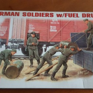 Maketa figurice German soldiers with fuel drums 1/35 1:35
