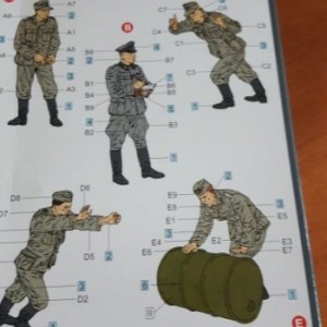Maketa figurice German soldiers with fuel drums 1/35 1:35