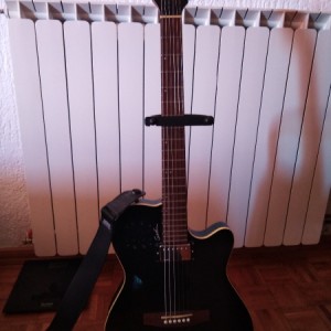 Prodajem GODIN A6 ULTRA BLACK sa remenom,stalkom i futrolom