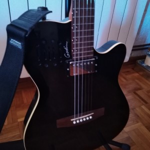 Prodajem GODIN A6 ULTRA BLACK sa remenom,stalkom i futrolom