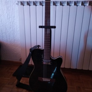 Prodajem GODIN A6 ULTRA BLACK sa remenom,stalkom i futrolom
