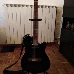 Prodajem GODIN A6 ULTRA BLACK sa remenom,stalkom i futrolom