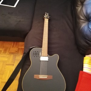 Prodajem GODIN A6 ULTRA BLACK sa remenom,stalkom i futrolom