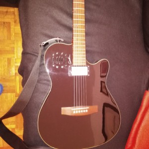 Prodajem GODIN A6 ULTRA BLACK sa remenom,stalkom i futrolom