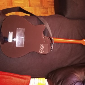 Prodajem GODIN A6 ULTRA BLACK sa remenom,stalkom i futrolom