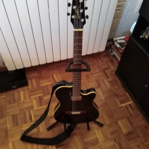 Prodajem GODIN A6 ULTRA BLACK sa remenom,stalkom i futrolom