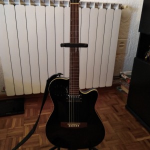 Prodajem GODIN A6 ULTRA BLACK sa remenom,stalkom i futrolom
