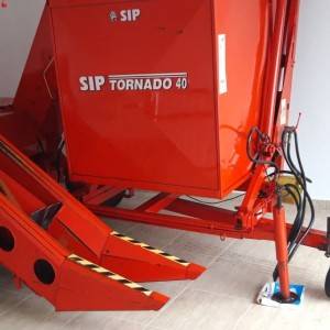 Prodaje se berač kukuruza SIP Tornado 40 Kao novi