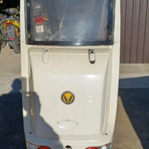 Skuter sa kabinom