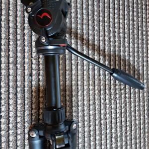 Sony FDR-AX53 4K Ultra HD Kompaktna digitalna kamera + stativ + lampa