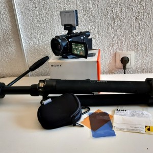 Sony FDR-AX53 4K Ultra HD Kompaktna digitalna kamera + stativ + lampa