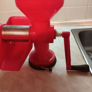 Stroj za mljevenje i pasiranje voća i povrća