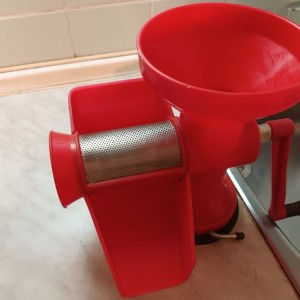 Stroj za mljevenje i pasiranje voća i povrća