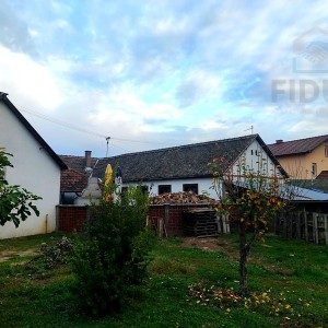 Prizemnica s poslovnim prostorima i dvorištem - Belišće