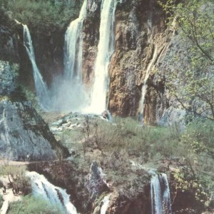 Kuća u turističkom naselju s velikom okućnicom - Plitvice