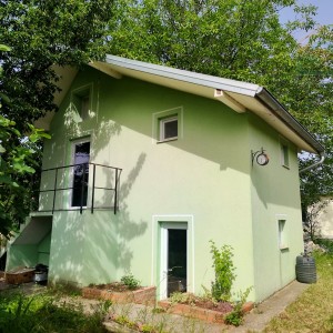 Vikendica s velikom okućnicom - Zmajevac