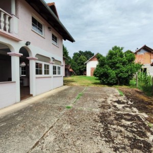 Kuća u Bratini (Pisarovina) 570 m2 - potencijal za starački dom, smještaj radnika, vrtić…