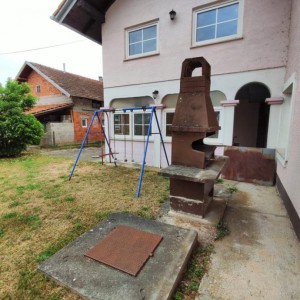 Kuća u Bratini (Pisarovina) 570 m2 - potencijal za starački dom, smještaj radnika, vrtić…