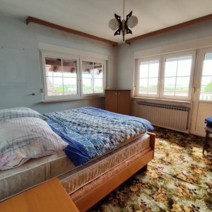 Kuća u Bratini (Pisarovina) 570 m2 - potencijal za starački dom, smještaj radnika, vrtić…
