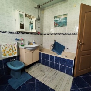 Kuća u Bratini (Pisarovina) 570 m2 - potencijal za starački dom, smještaj radnika, vrtić…