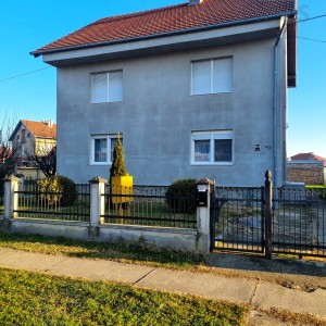 Obiteljska kuća s garažom - Tenja