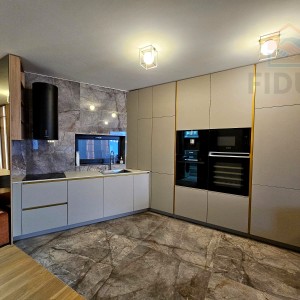 Atraktivan stan s garažom - širi centar Osijeka