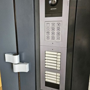 Atraktivan stan s garažom - širi centar Osijeka