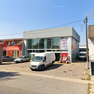 Poslovna zgrada s parkingom