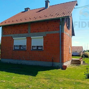 Obiteljska kuća s prostranom okućnicom - Divoš