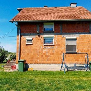 Obiteljska kuća s prostranom okućnicom - Divoš