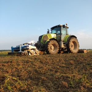 Prodajem traktor Claas axion 820