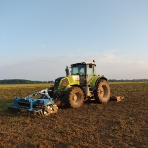 Prodajem traktor Claas axion 820