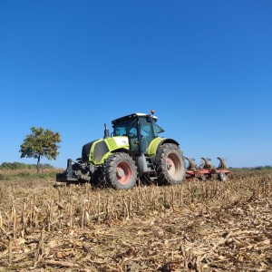 Prodajem traktor Claas axion 820
