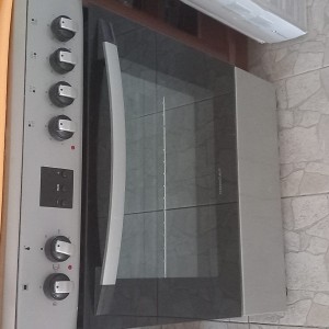 Prodajem elektricnu pecnicu u dobrom stanju jako malo koristena