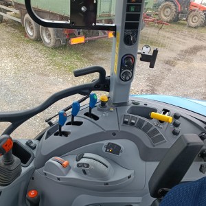 TRAKTOR NEW HOLLAND