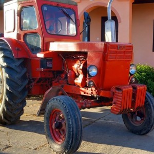 Prodajem traktor BELARUS T40, crveni