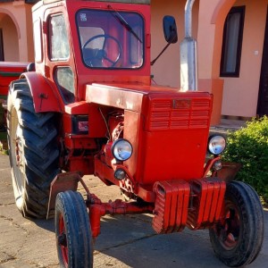 Prodajem traktor BELARUS T40, crveni