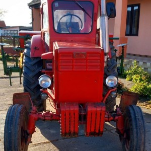 Prodajem traktor BELARUS T40, crveni