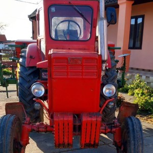 Prodajem traktor BELARUS T40, crveni