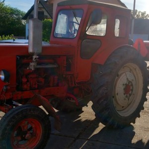 Prodajem traktor BELARUS T40, crveni