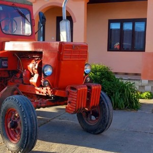 Prodajem traktor BELARUS T40, crveni
