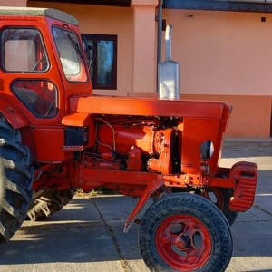 Prodajem traktor BELARUS T40, crveni