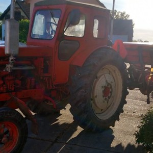 Prodajem traktor BELARUS T40, crveni