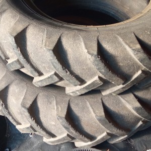 Gume traktorske 750 * 16 sačuvane Jedan komad 35 EUR Četiri komada 100 EUR Sve su isto istrošene i