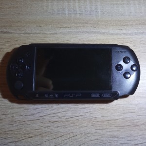 Prodajem PSP Street E1004