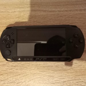 Prodajem PSP Street E1004