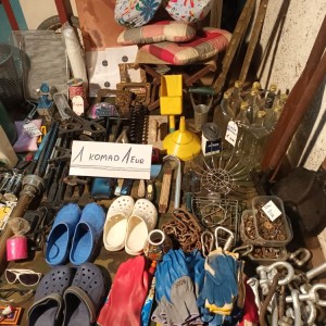 Bakreni kotlić na stalku sa mješalicom