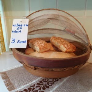 Stroj za mljevenje i pasiranje voća i povrća