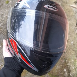Kaciga za motor sa pripadajućom kutijom.