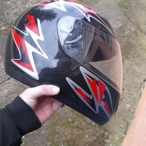 Kaciga za motor sa pripadajućom kutijom.